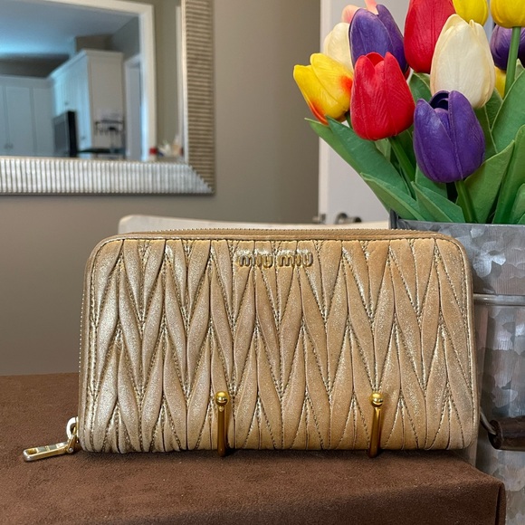 Miu Miu Matelassé gold long zipper wallet - Picture 1 of 13